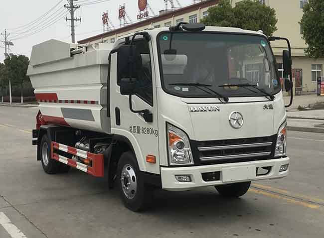 大運(yùn)8立方后掛桶式垃圾車(chē)