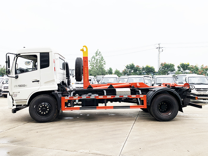 東風(fēng)天錦勾臂式垃圾車(chē)