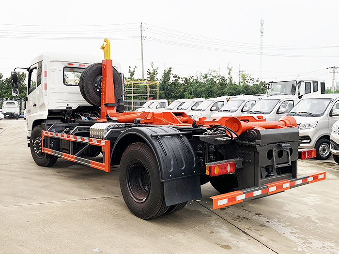 東風(fēng)天錦勾臂式垃圾車(chē)