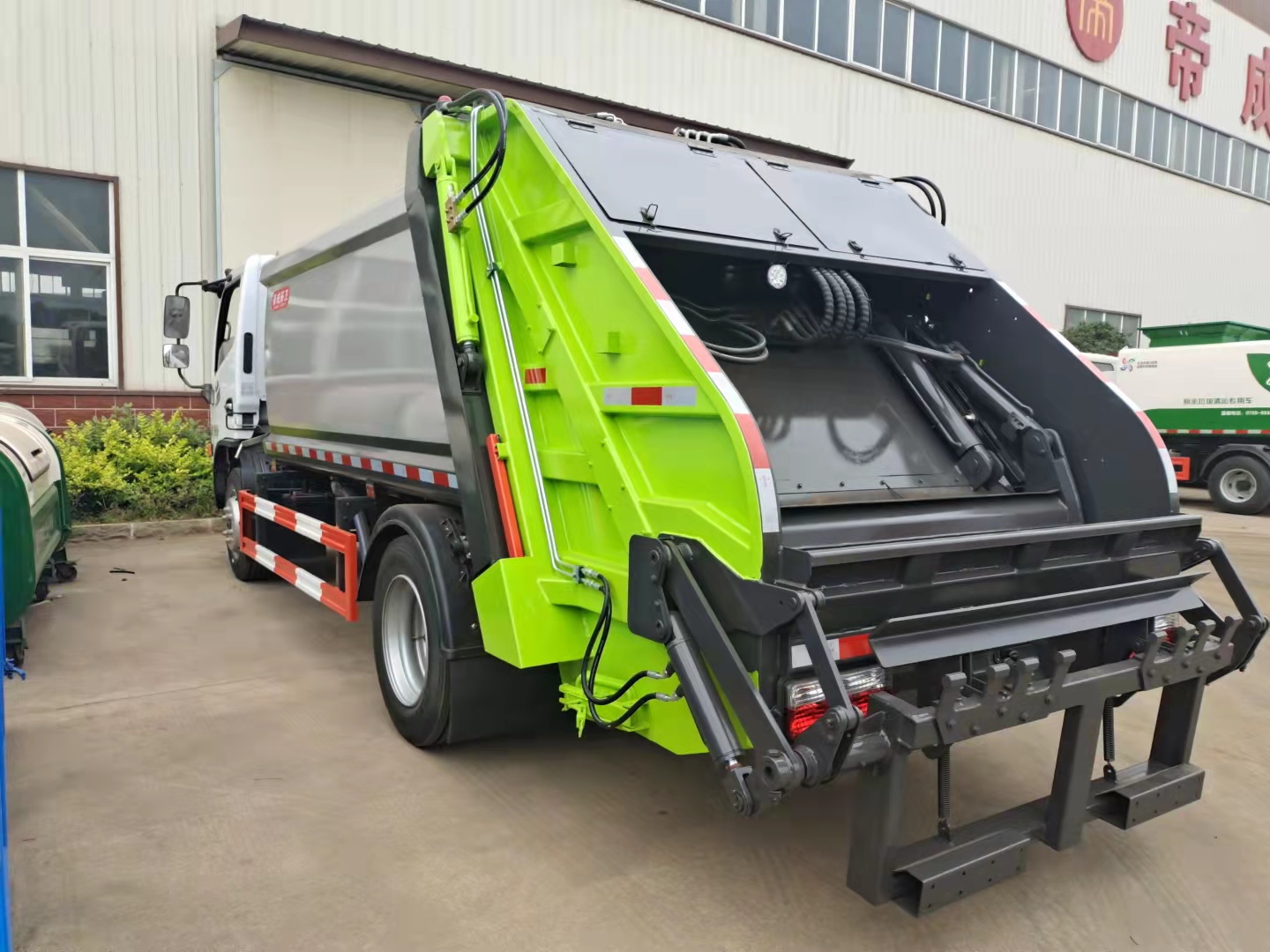 東風(fēng)多利卡D7壓縮式垃圾車