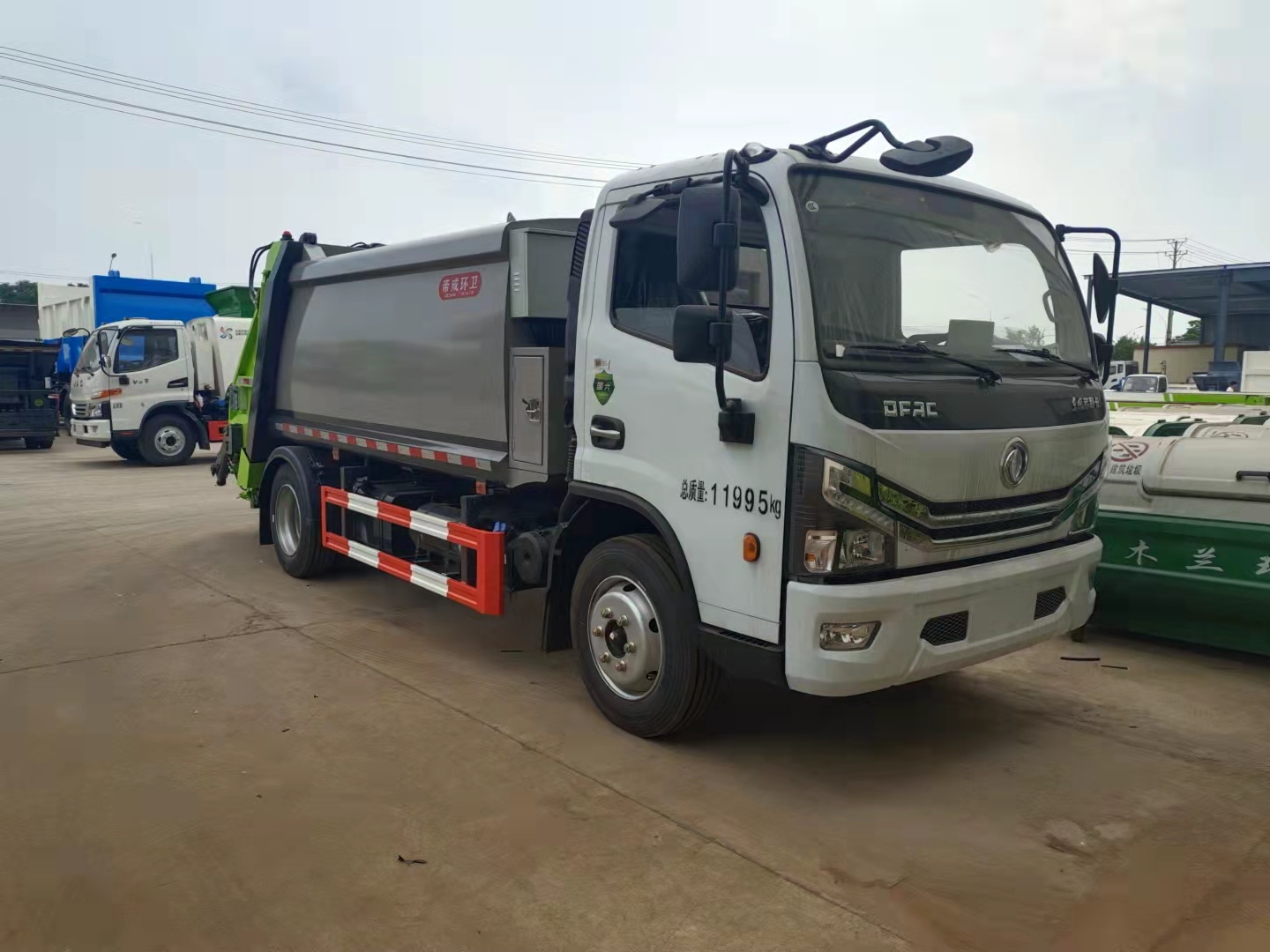 東風(fēng)多利卡D7壓縮式垃圾車