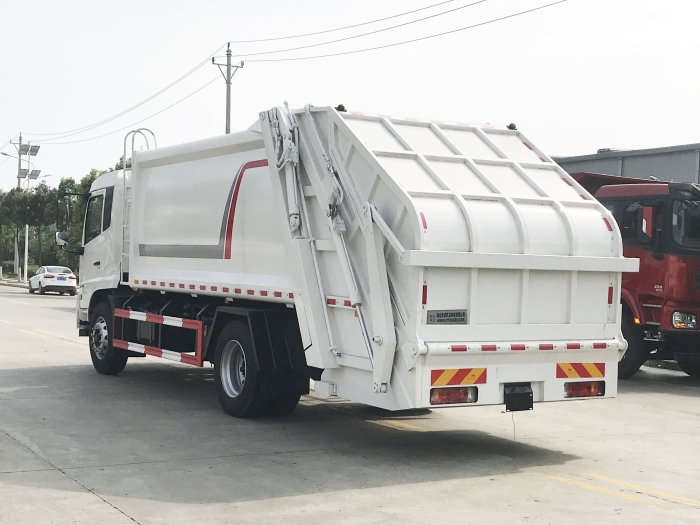 東風(fēng)天錦壓縮式垃圾車(chē)