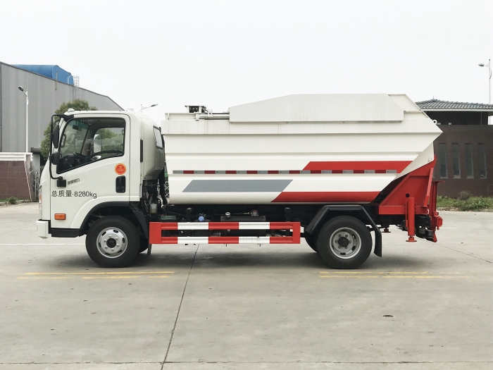 大運(yùn)8立方后掛桶式垃圾車(chē)
