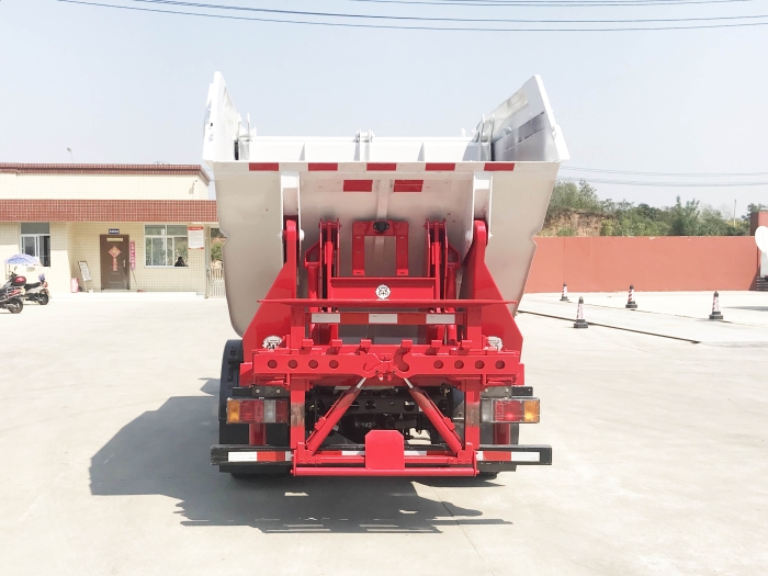 多利卡后掛桶式垃圾車(chē)