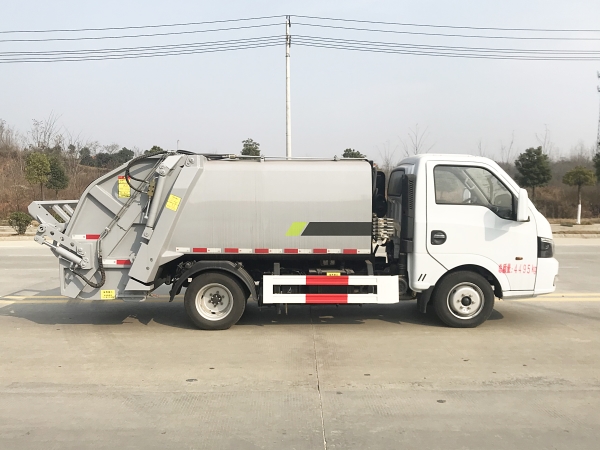東風途逸藍牌壓縮式垃圾車