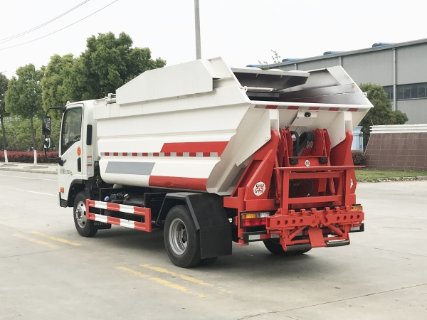 大運(yùn)自裝卸式垃圾車(chē)