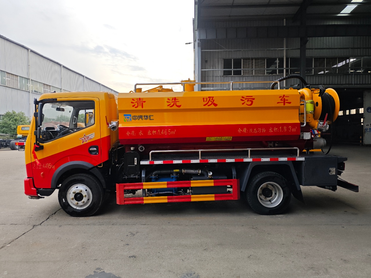 多利卡云內(nèi)160馬力清洗吸污車