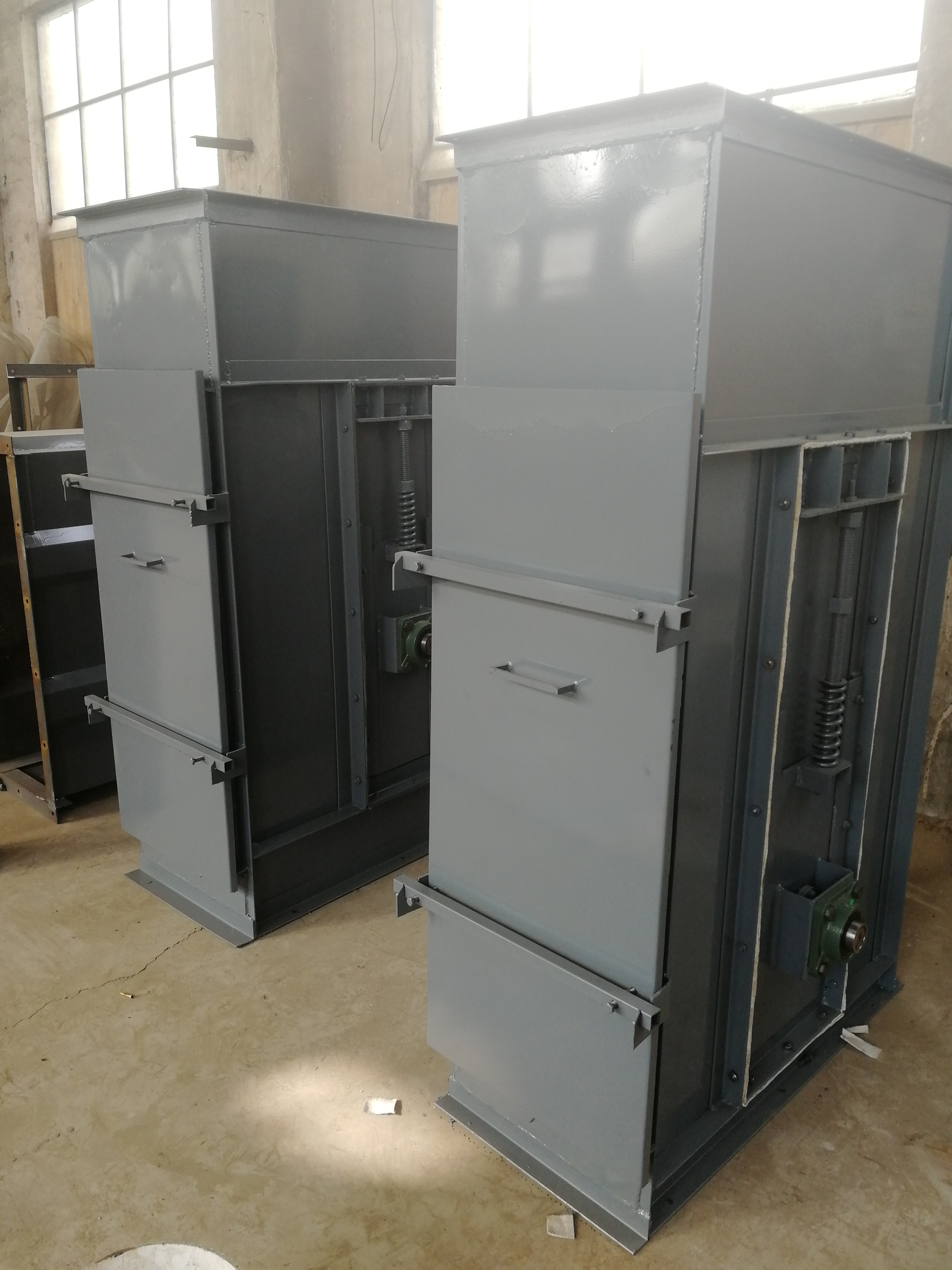 石膏塊粉挖斗式提升機(jī)廠家介紹其應(yīng)用(石膏礦提升機(jī)) 石膏塊粉挖斗式提升機(jī)廠家介紹其應(yīng)用(石膏礦提升機(jī))